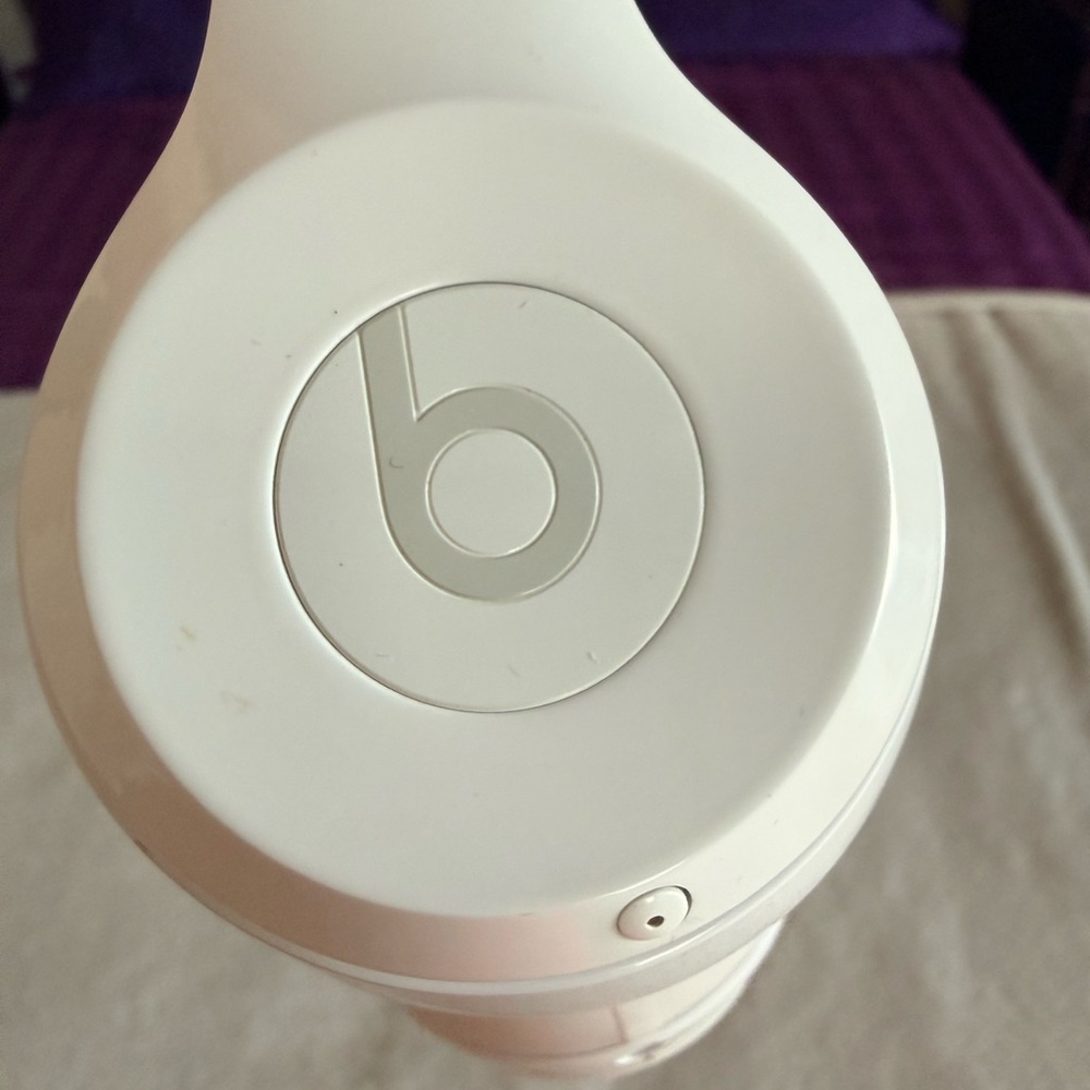 Dr. Dre Beats noise cancelling Wireless Over-Ear Headphones - White - Picture 3 of 8